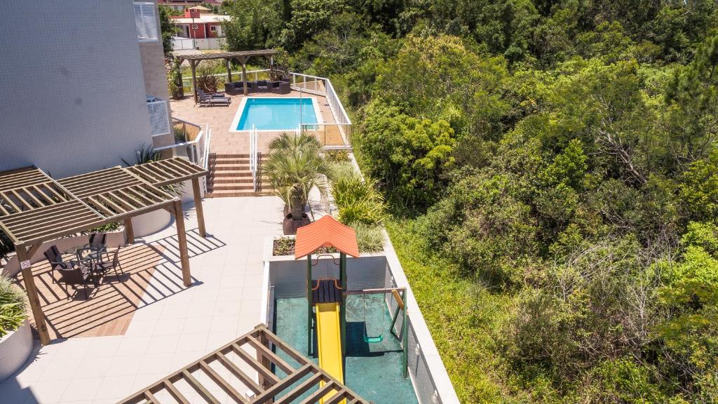 an aerial view of a house with a swimming pool at Recanto da Gracieli in Governador Celso Ramos