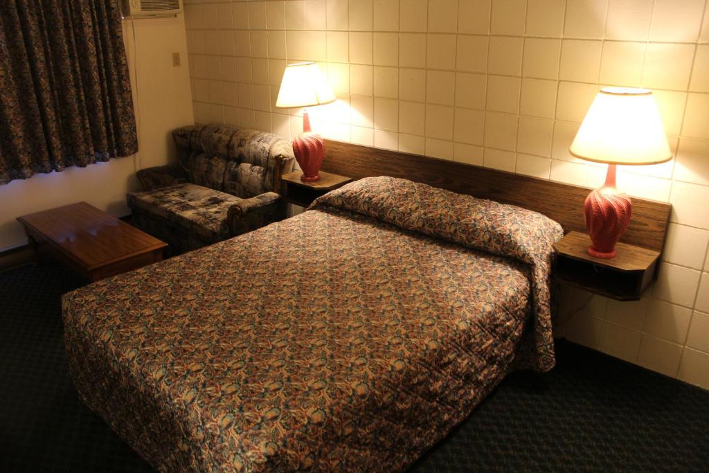 Postel nebo postele na pokoji v ubytování Best Continental Motel