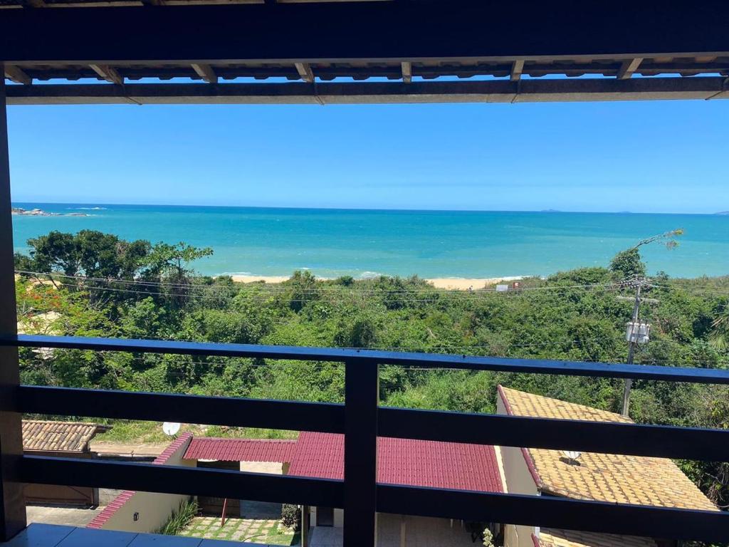里約達斯奧斯特拉斯的住宿－Praia Virgem Hostel，阳台享有海景。