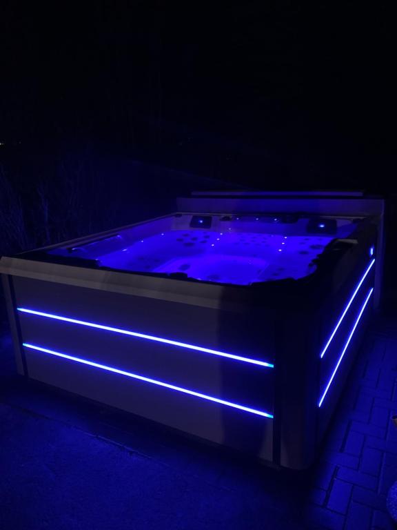 a hot tub in the dark with blue lighting at SEA Office - Modernes Ferienhaus mit tollem Seeblick in Kirchheim
