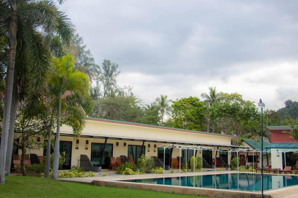 Der Swimmingpool an oder in der Nähe von Golden Bay Cottage - SHA Extra Plus