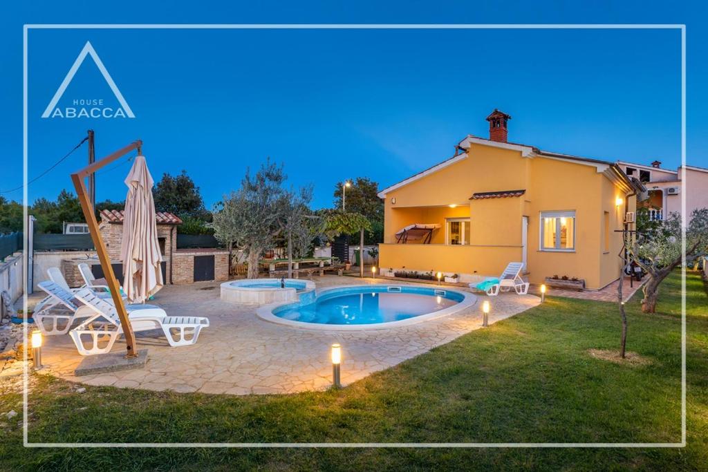 uma villa com uma piscina e uma casa em Abacca House Fondole Croatia em Galižana