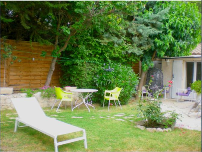 un grupo de sillas y una mesa en un patio en clos coutin, en Gréoux-les-Bains