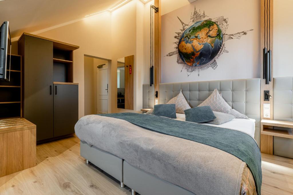 1 dormitorio con 1 cama grande y TV en Hotel auszeit Neunkirchen-Seelscheid, en Neunkirchen
