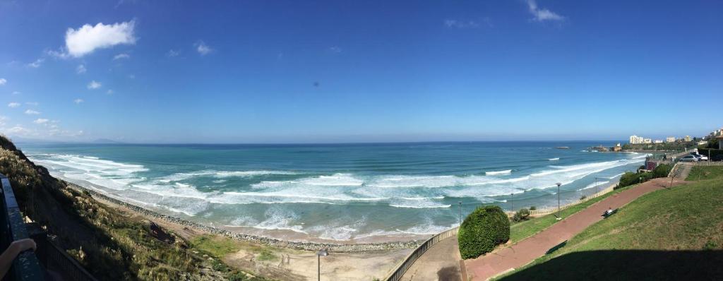une vue d'une plage avec l'océan dans l'établissement 1ère ligne Mer Appartement 7 personnes., à Biarritz