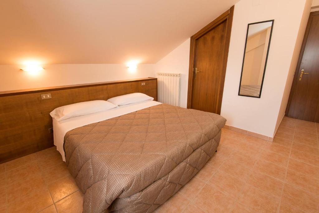 Postel nebo postele na pokoji v ubytování Albergo Della Corte