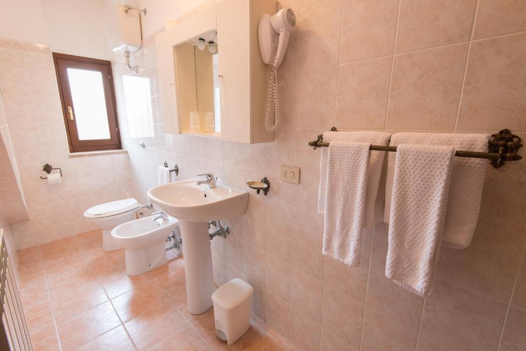 Koupelna v ubytování Albergo Della Corte