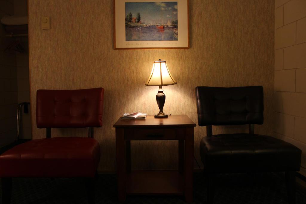 Posezení v ubytování Best Continental Motel