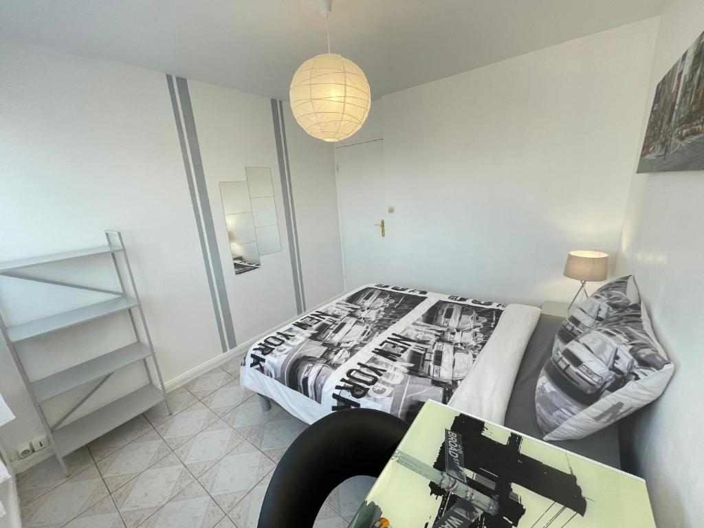 Postel nebo postele na pokoji v ubytování Chambre privée en colocation dans un appartement au centre de rillieux la pape