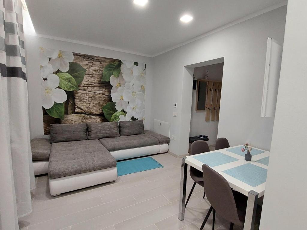 un soggiorno con divano e tavolo di Blue Central House, curte proprie a Oradea