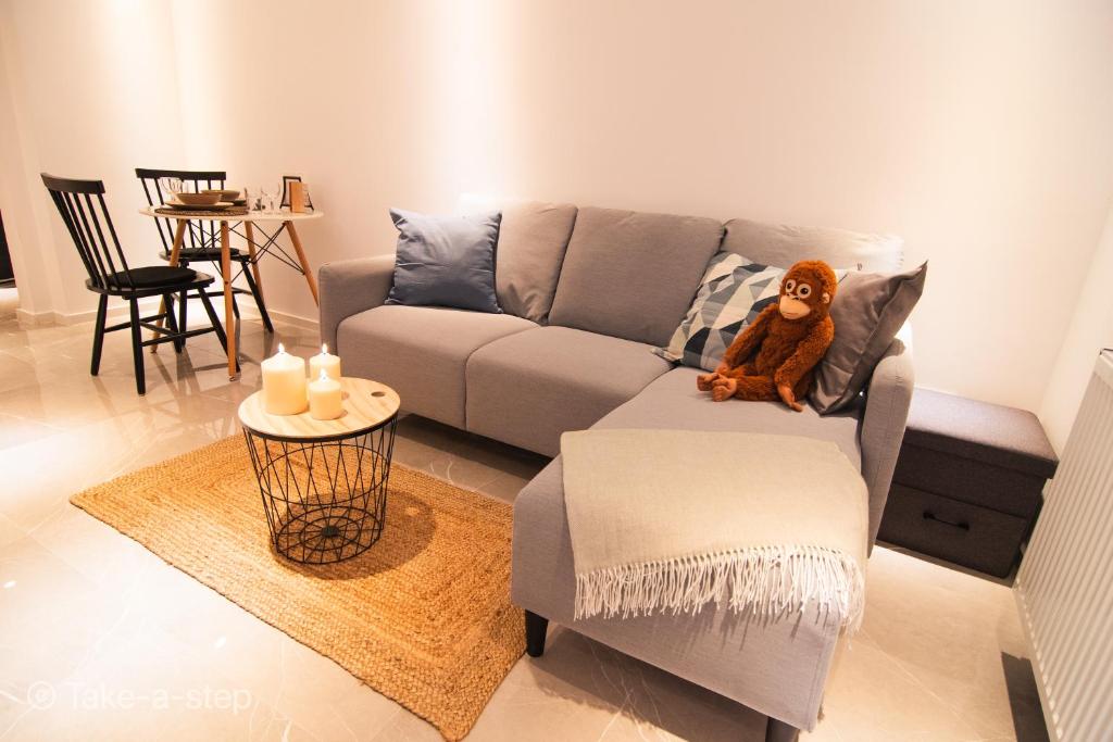 una sala de estar con un sofá con un animal de peluche. en Qonroom - as individual as you - Dillenburg en Dillenburg