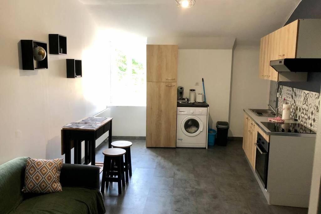 a small kitchen with a washing machine in a room at Appartement centre ville in Châteauroux