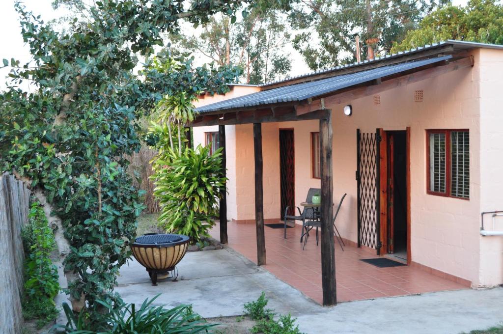 una piccola casa con patio e griglia di Kosi Khaya a Manguzi