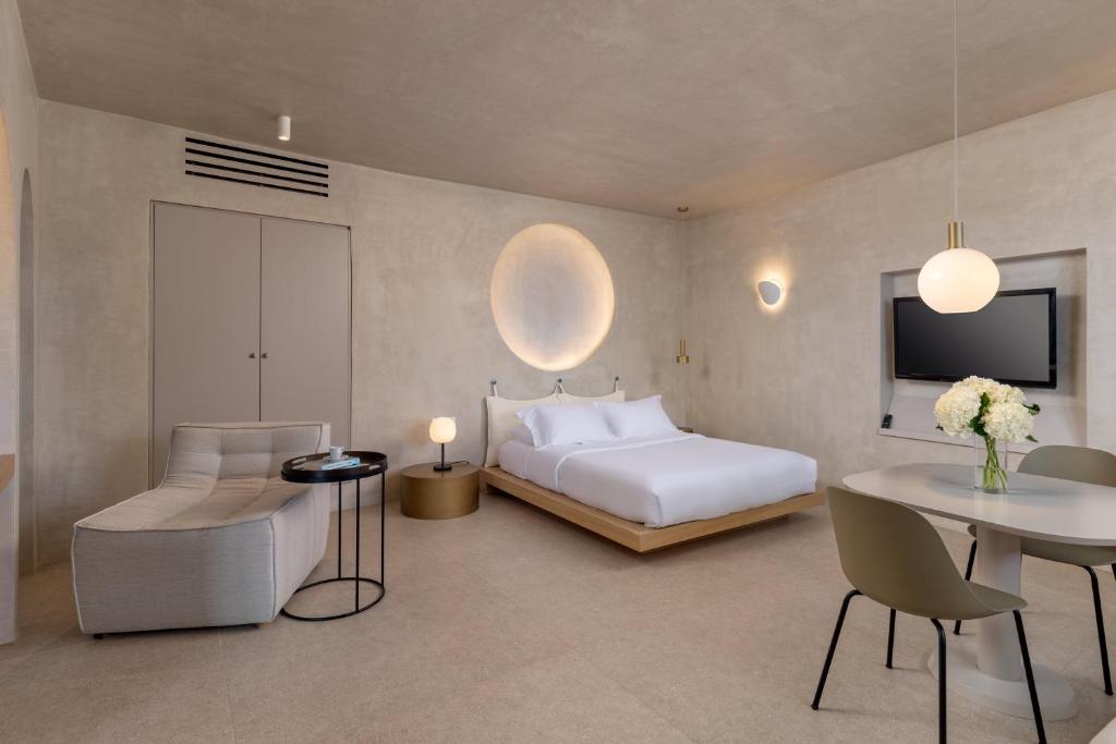 Postel nebo postele na pokoji v ubytování Lilium Hotel Santorini