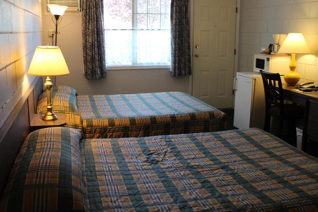 Postel nebo postele na pokoji v ubytování Best Continental Motel