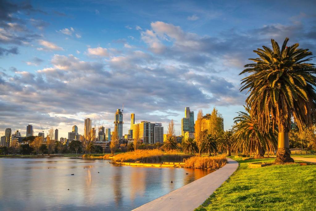 Spacious 1 Bedroom Apartment Opposite Albert Park Lake, Free Parking, Private Courtyard, - Housity
