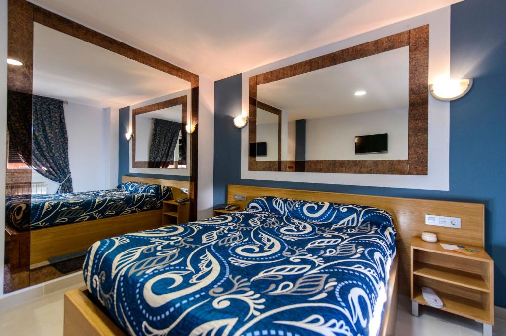 IboyaにあるMotel Cancun Avilésのベッドルーム(ベッド1台、大きな鏡付)