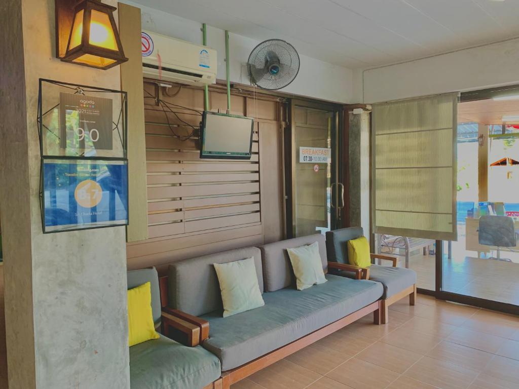 Posezení v ubytování Srichada Hotel Khaolak - SHA Extra Plus