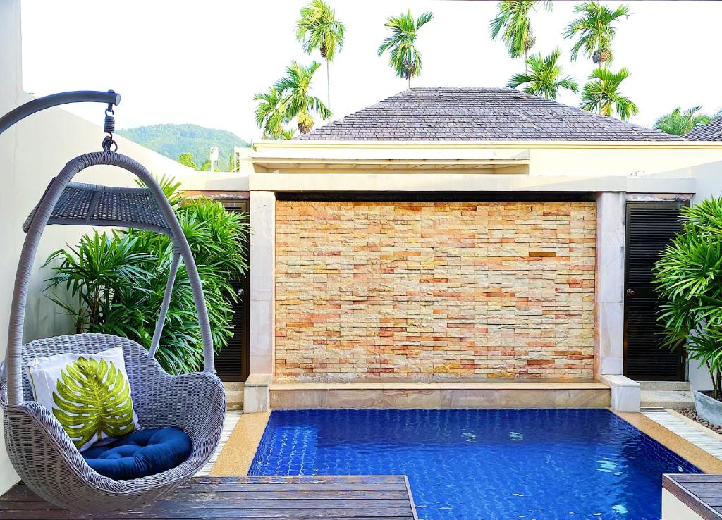 un patio avec une balançoire et une piscine dans l'établissement Beautiful 1br Pool Villa Walk To Bangtao Beach, à Ban Thalat Choeng Thale