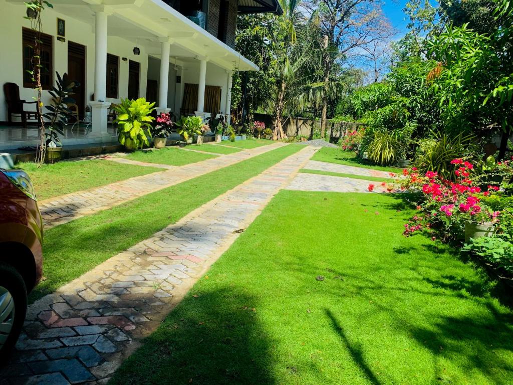Zahrada ubytování Geethani Tourist Home Polonnaruwa