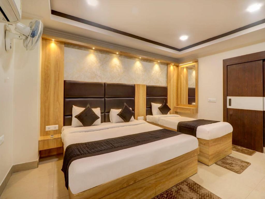 Postel nebo postele na pokoji v ubytování HOTEL DAKHA INTERNATIONAL - Karol Bagh, New Delhi