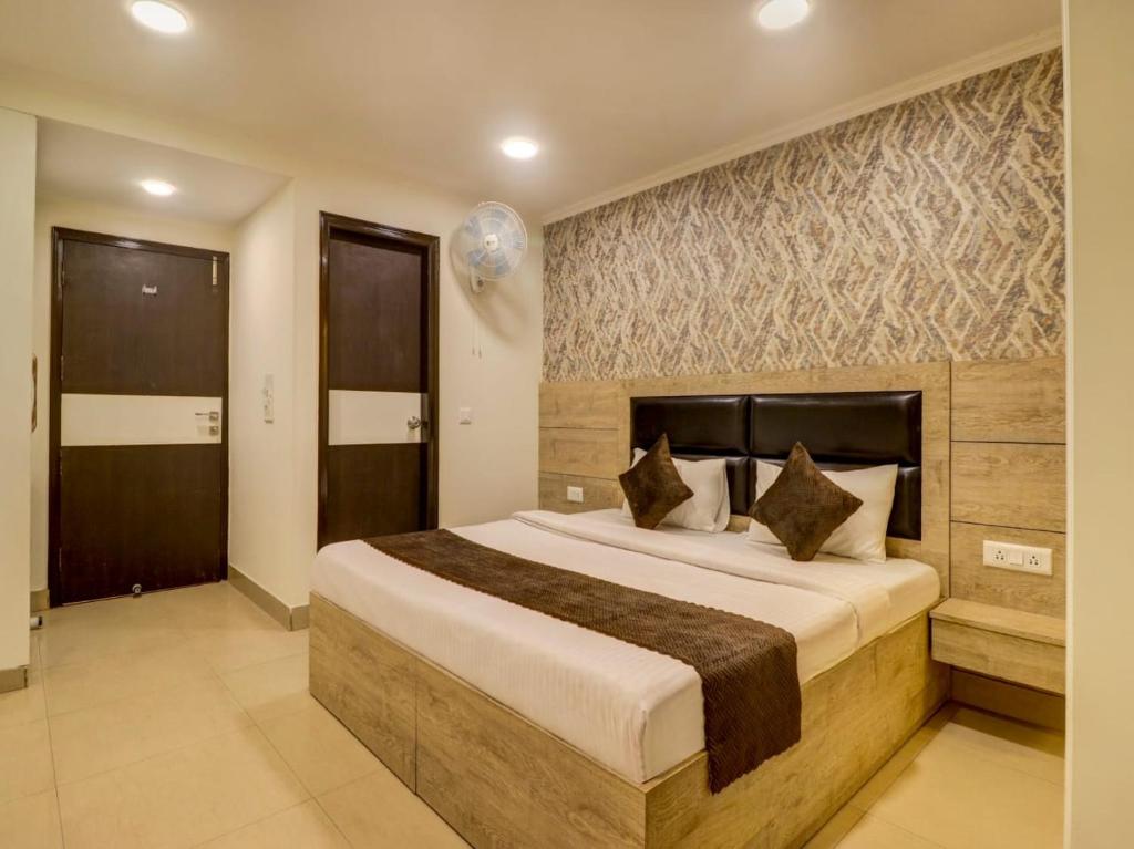 Postel nebo postele na pokoji v ubytování HOTEL DAKHA INTERNATIONAL - Karol Bagh, New Delhi