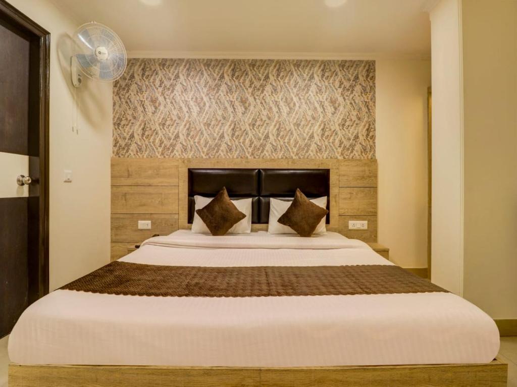 Postel nebo postele na pokoji v ubytování HOTEL DAKHA INTERNATIONAL - Karol Bagh, New Delhi