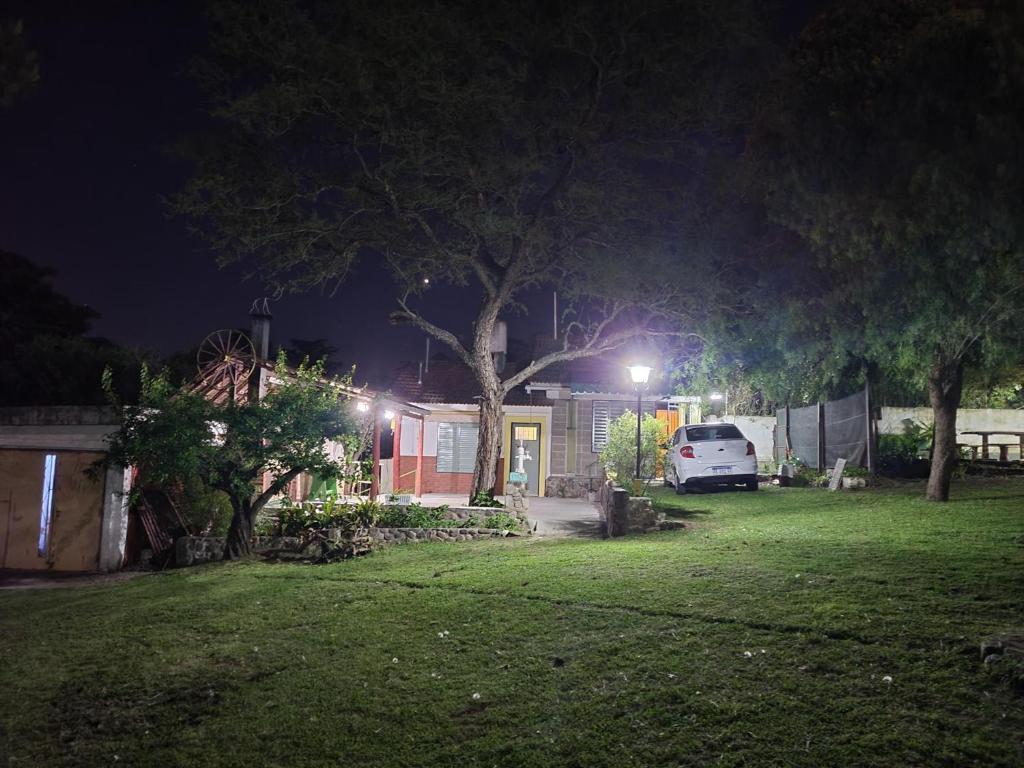 een huis met een auto geparkeerd in een tuin 's nachts bij El Remanso Estadia Minima 2 Noches in Cordoba