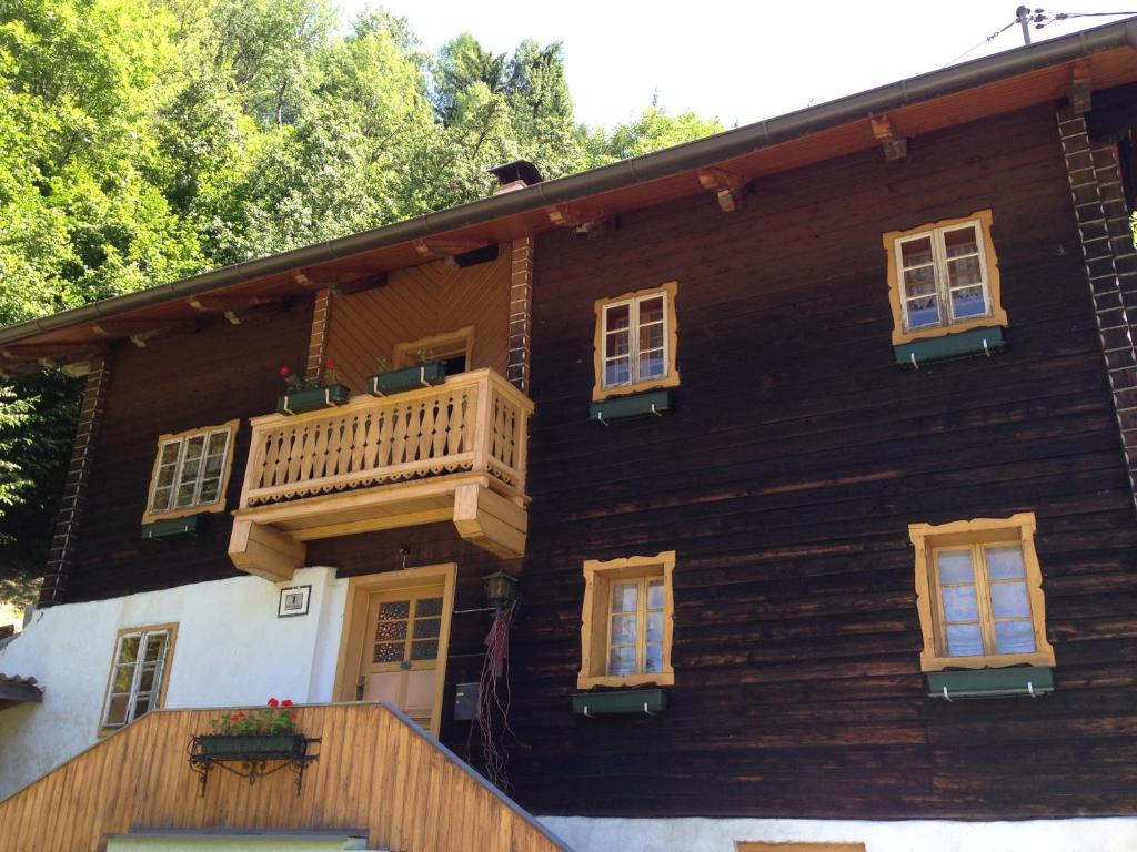 Casa de madera grande con balcón en Ferienhaus Pirker, en Flattach