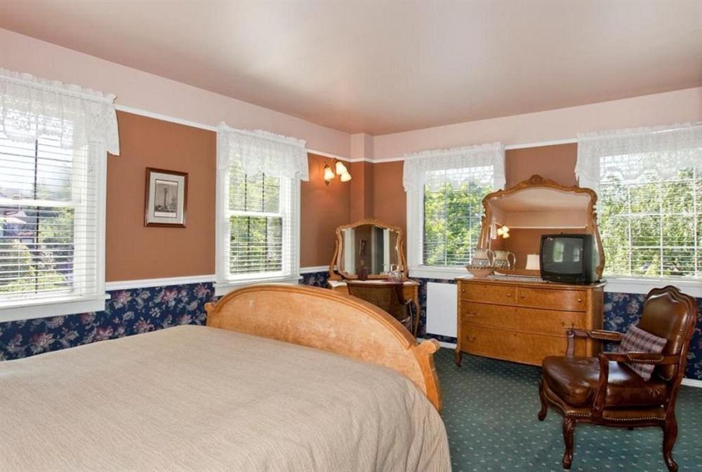 a bedroom with a bed and a tv in it at Cecil Bacon Manor in Seattle