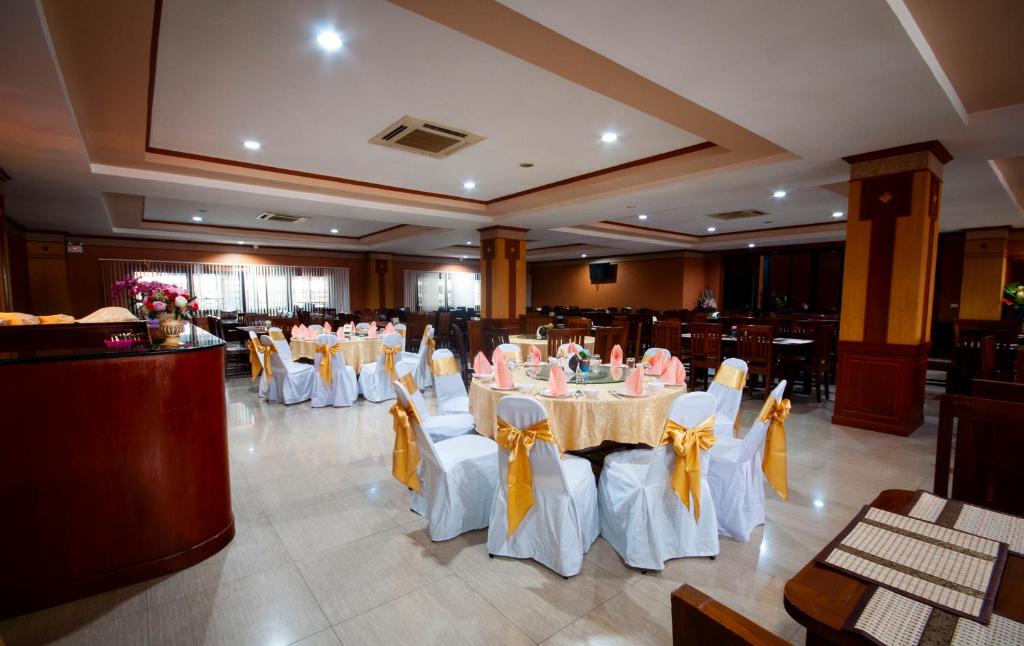 Restaurace v ubytování Chiangrai Grand Room Hotel