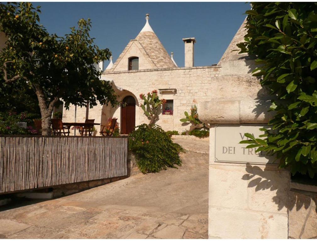 una casa con un cartello davanti di B&B Via dei Trulli a Cisternino