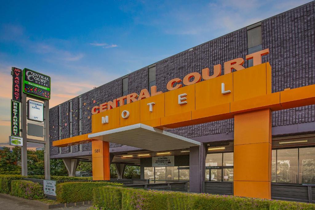 a building with a central court sign on it at Central Court Motel Warrnambool in Warrnambool