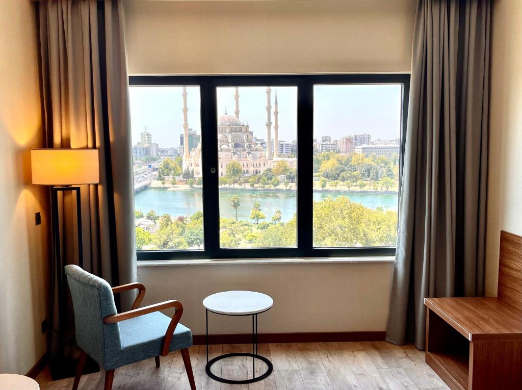 A seating area at Türkmen Riverside Hotel Adana