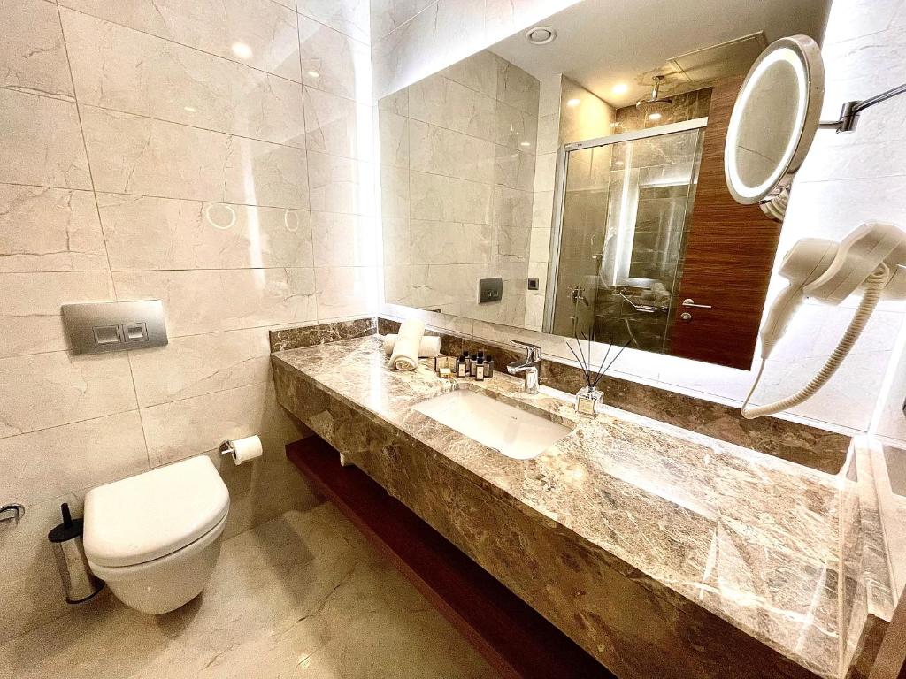 A bathroom at Türkmen Riverside Hotel Adana