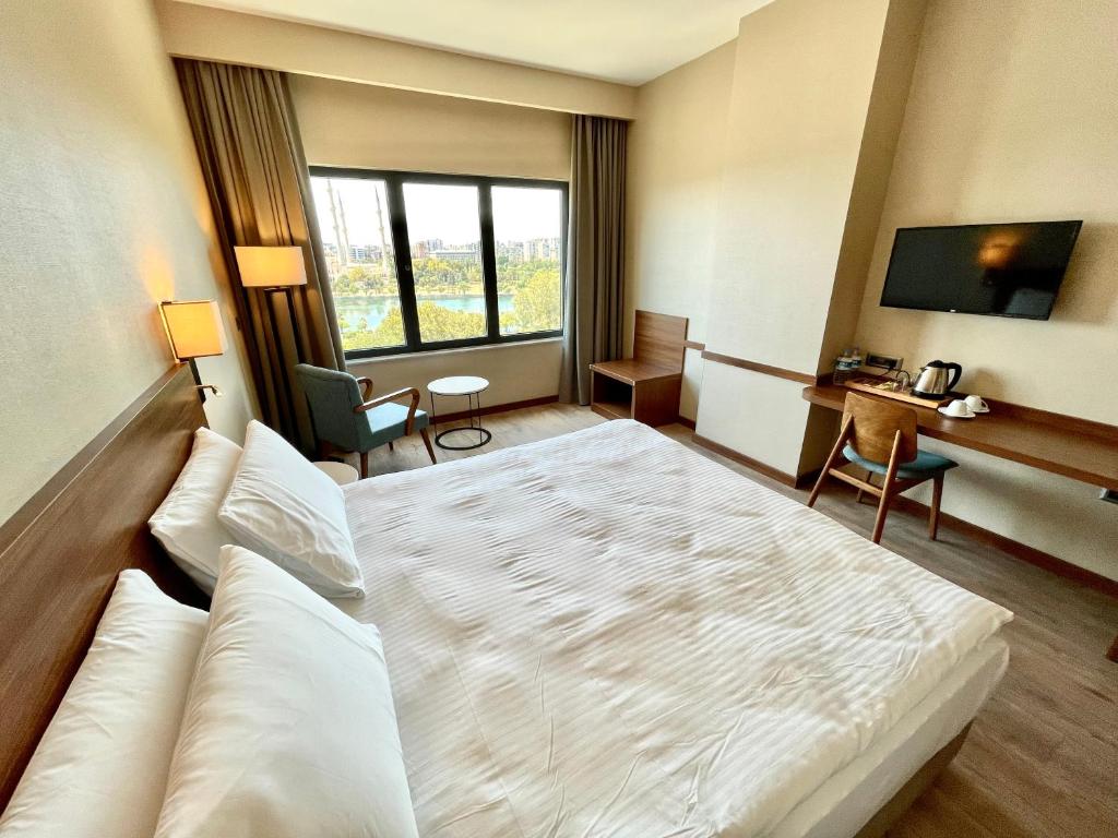 A television and/or entertainment centre at Türkmen Riverside Hotel Adana