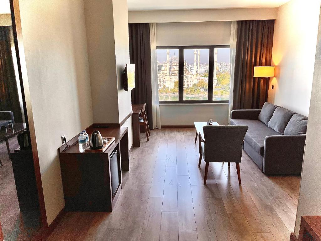 A seating area at Türkmen Riverside Hotel Adana