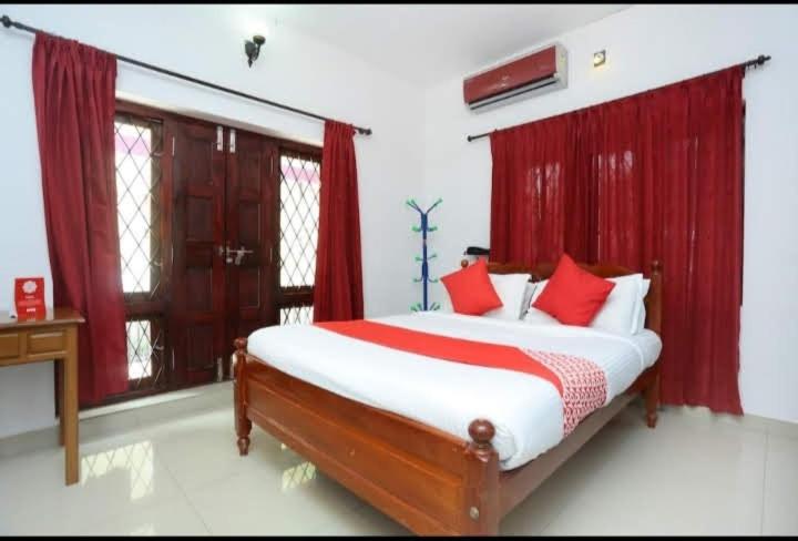 Krishna Kailas - Deluxe King Room