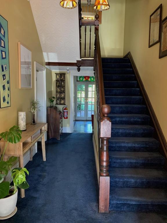 einen Flur mit einer Treppe in einem Haus in der Unterkunft Avon Terrace Guest House in York