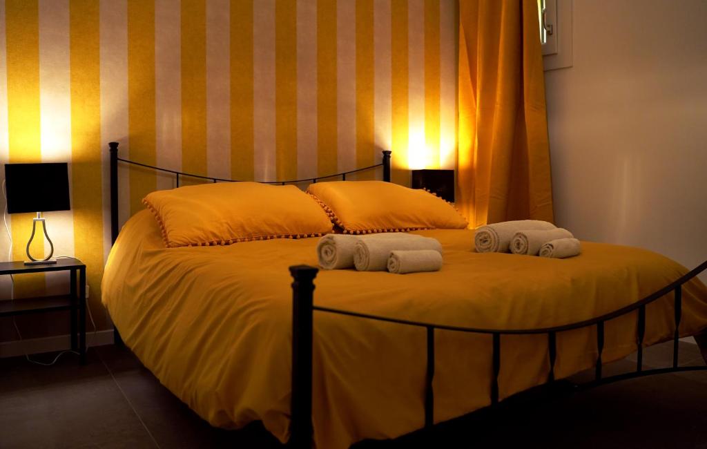 ein Schlafzimmer mit einem Bett mit zwei Handtüchern darauf in der Unterkunft CasAvesella in Bologna