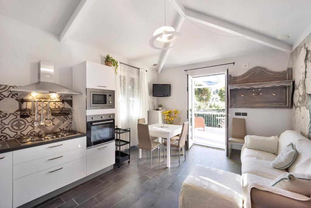Kuchyňa alebo kuchynka v ubytovaní Casa Girasole 600 mt dal mare