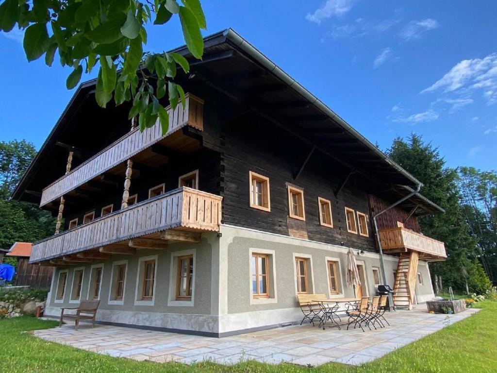 uma casa grande com uma varanda em cima em Ferienhaus Pottmeyer em Kollnburg