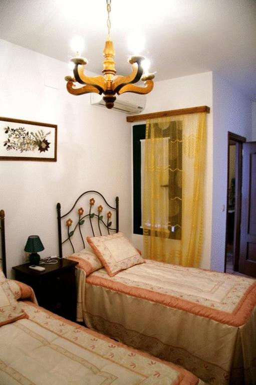 A bed or beds in a room at Casa Rural Morada Maragata