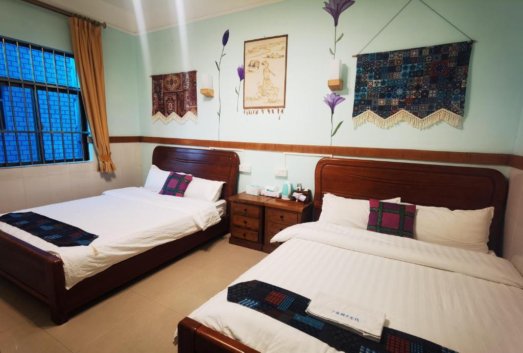 two beds in a room with two beds sidx sidx sidx at Shenzhen Xichong beach Lanting Homestay in Dapengcheng