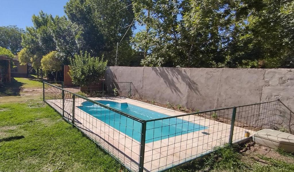 una piscina con una valla de metal alrededor en El Ensueño en Barreal