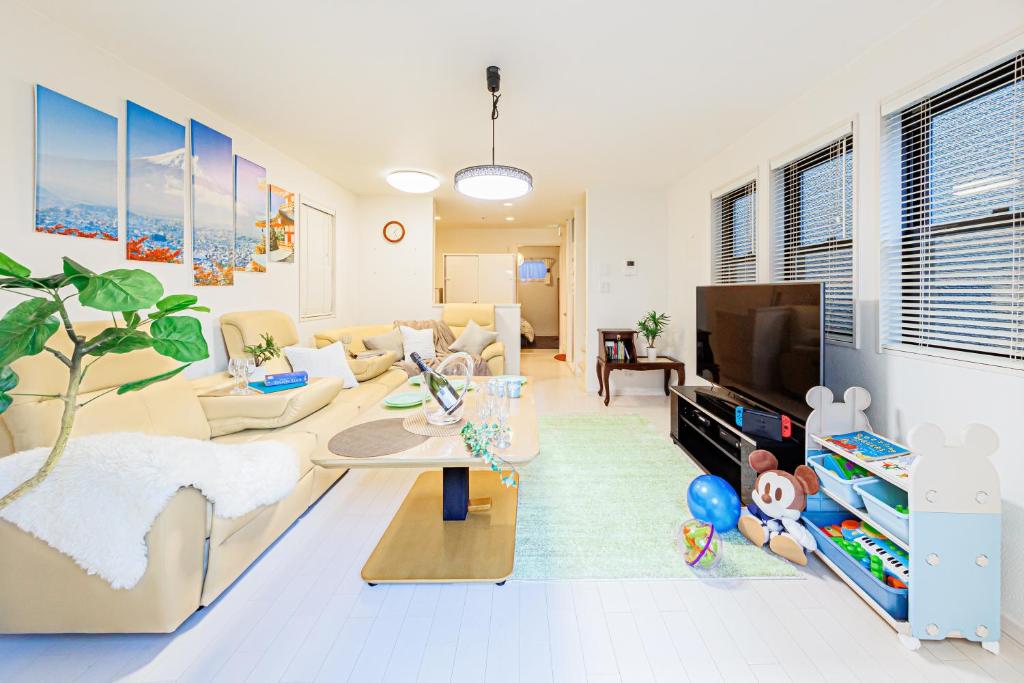 东京CuteFamilyHouse! 6minShinjuku 6minSta FreeParking Cozy,Bright KidsFree Under6yrs的带沙发和电视的客厅