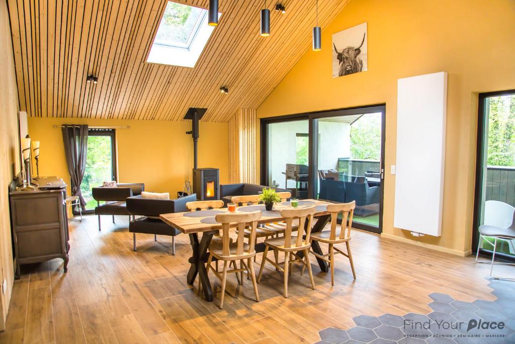 a dining room with a table and chairs at Le gîte du Parc in Villers-devant-Orval