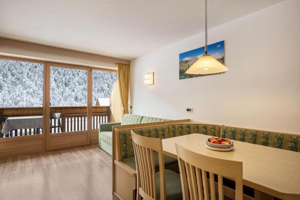 salon ze stołem i kanapą w obiekcie Runcac Apt Pla w mieście San Vigilio di Marebbe