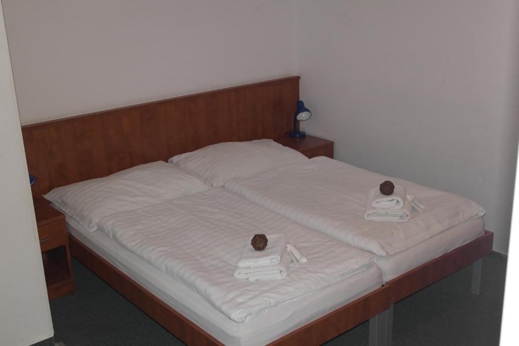 Postel nebo postele na pokoji v ubytování Wellness hotel Harrachovka
