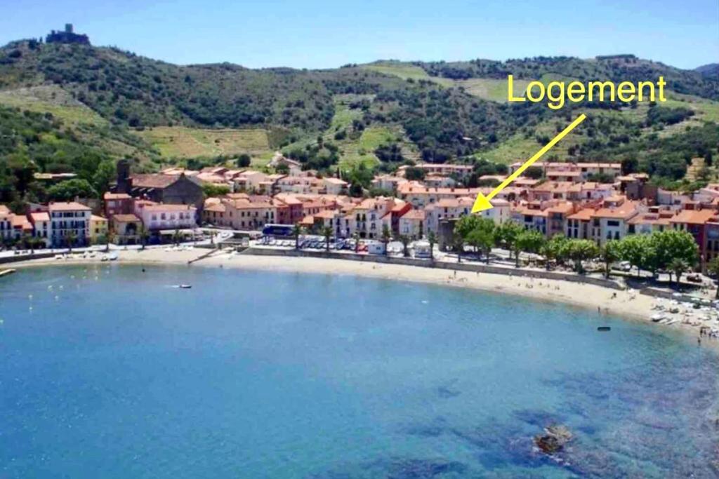 Blick auf einen Strand mit gelbem Rechteck in der Unterkunft Appartement les pieds dans l'eau ! in Collioure